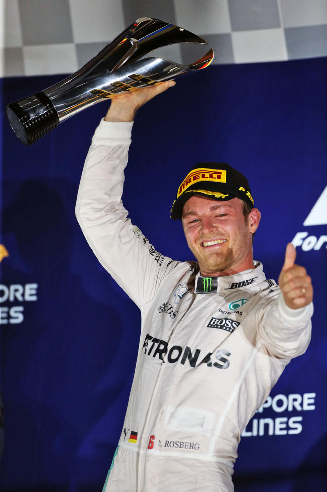 Rosberg pisa el acelerador