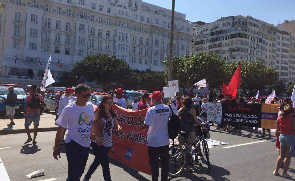 Manifestantes protestan contra Temer en Río