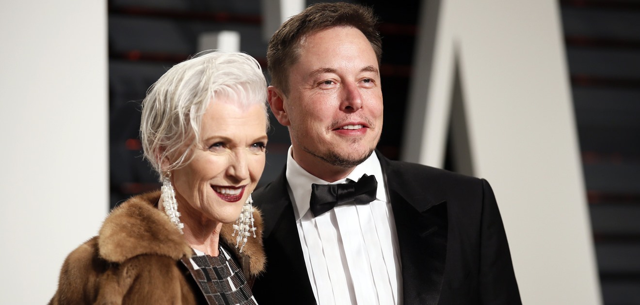 Ella es Maye Musk, supermodelo y madre de Elon Musk, habla de la infancia del genio de Tesla