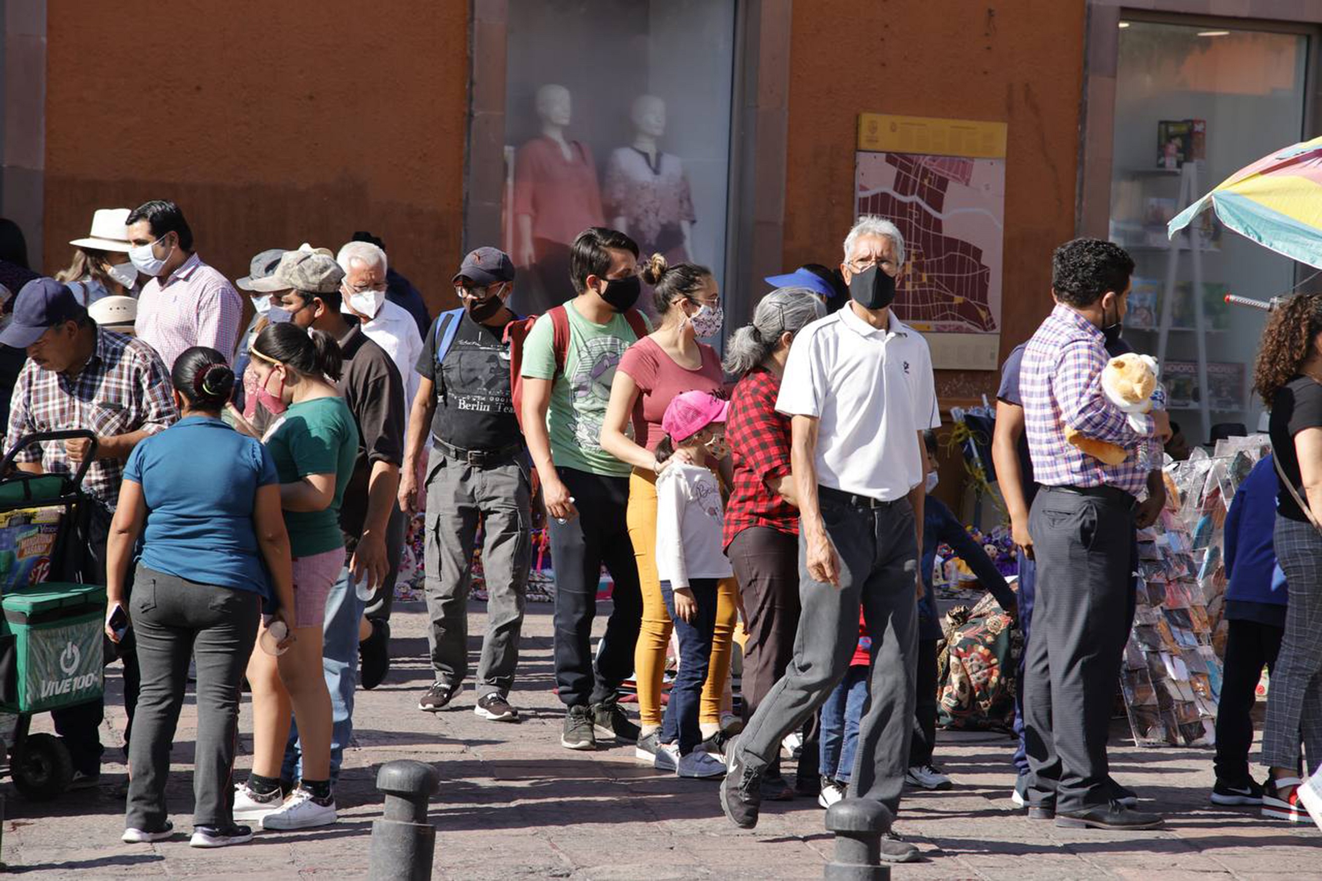 Queretanos se olvidan del virus y atiborran las calles