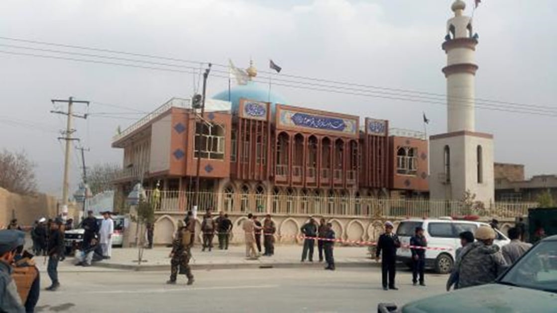 Suman 27 muertos en Kabul tras atentado en mezquita
