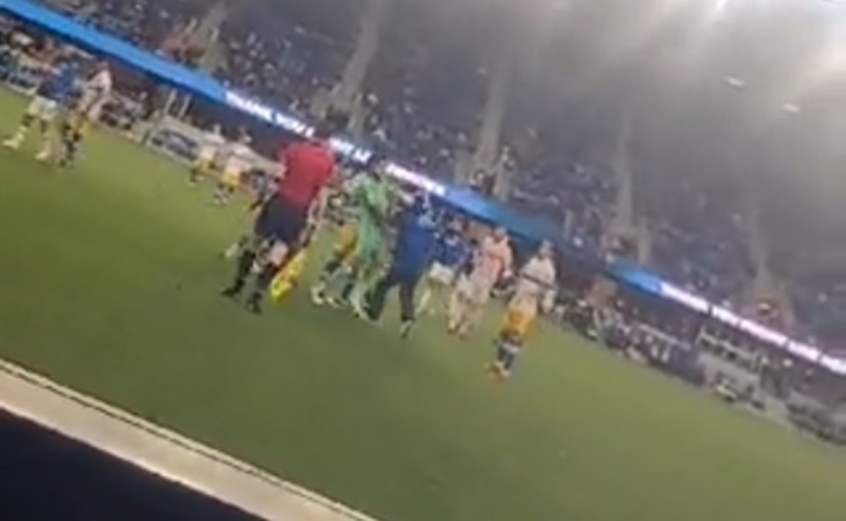 Aficionado de Cruz Azul golpea a futbolista del San José Earthquakes en partido amistoso