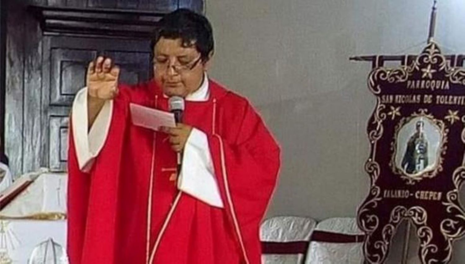 Piden a sacerdote bendecir su hogar; lo graban haciendo actos obscenos con ropa de mujer