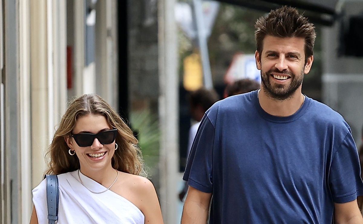 Clara Chía destila glamour con blusa asimétrica al pasear sonriente con Piqué en Barcelona