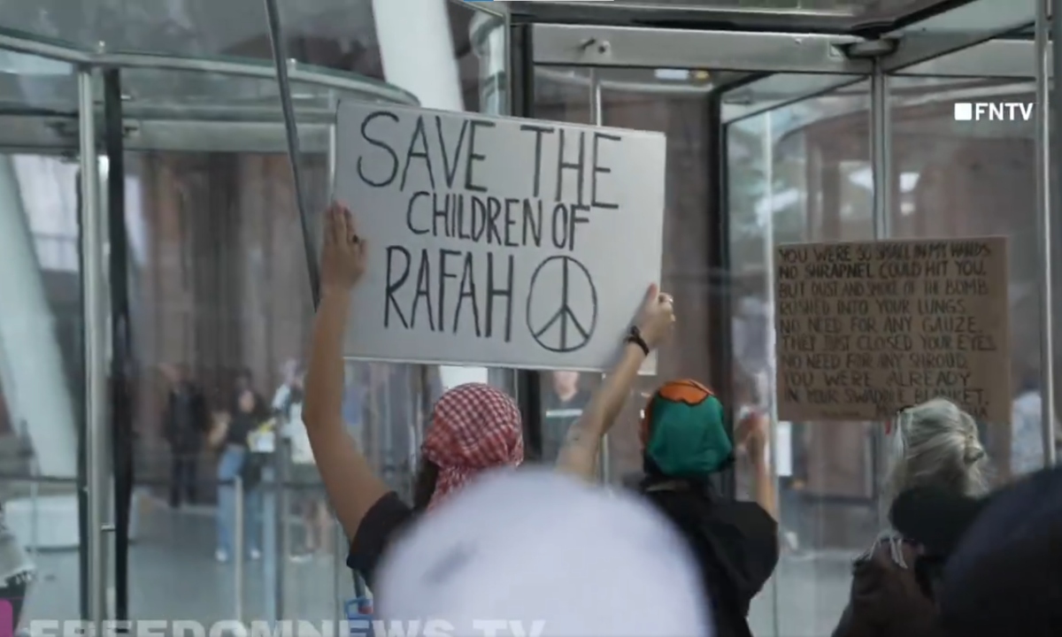 Manifestantes propalestinos irrumpen en el Museo de Brooklyn; colocan pancarta gigante con leyenda “deshazte del genocidio” 