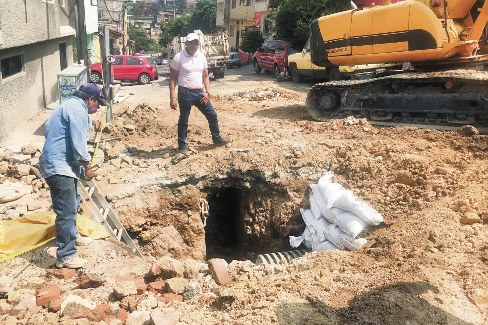 Aparece socavón en Naucalpan y hallan mina