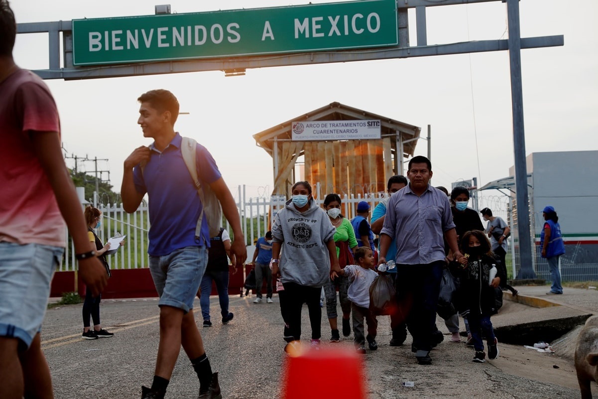 Supremo de EU detiene la reanudación del programa Quédate en México