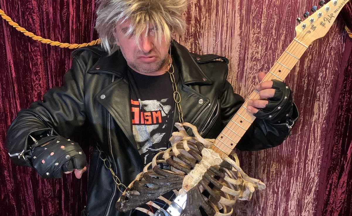 Músico presume guitarra eléctrica construida con el esqueleto de su tío