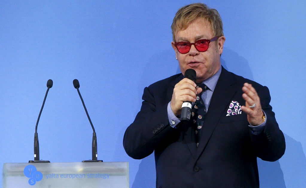 Elton John habla con Putin sobre homosexuales