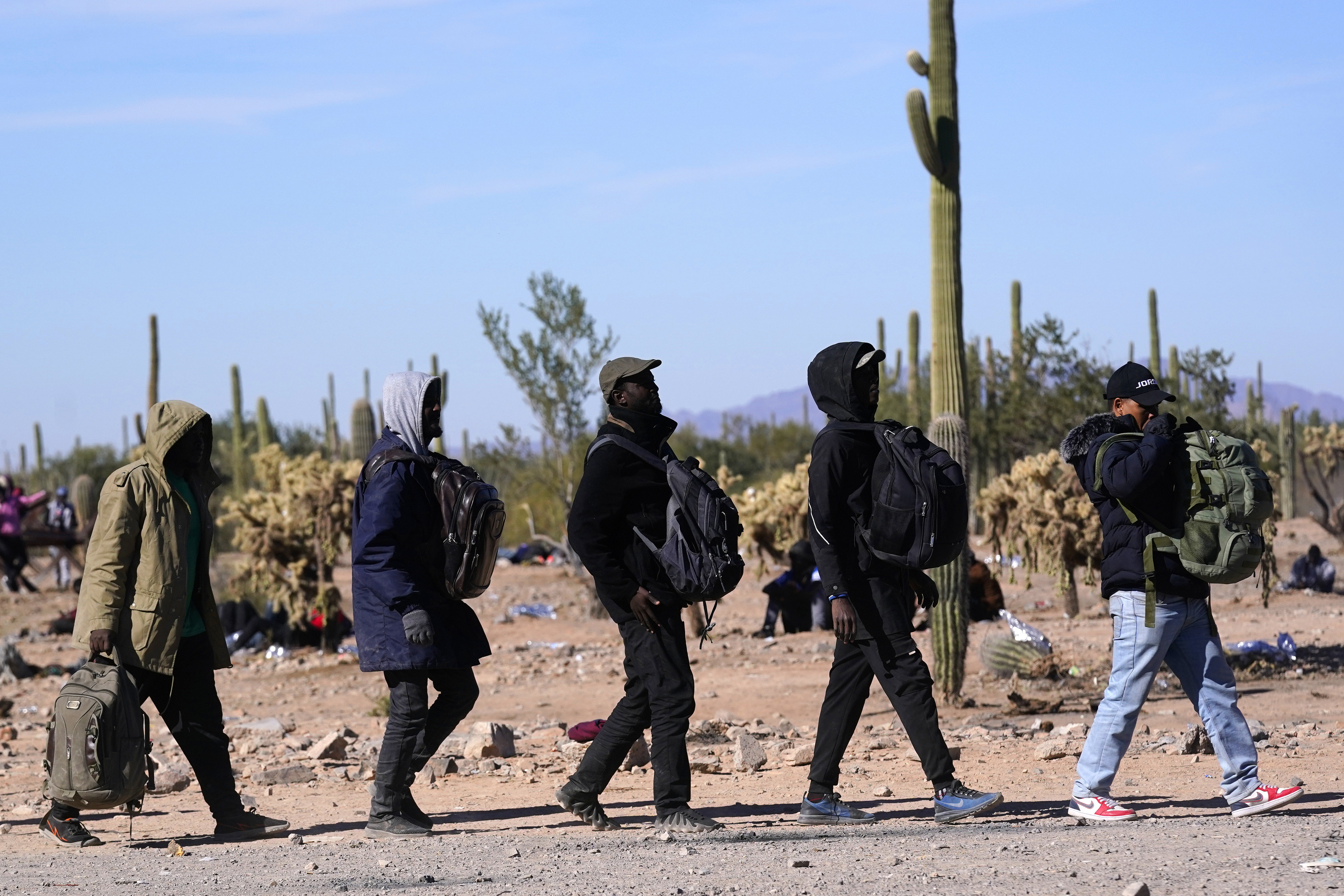 Arizona veta ley que permite a rancheros disparar contra migrantes que pasen por sus tierras