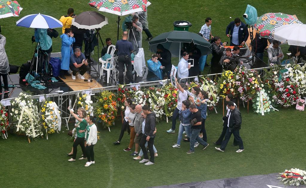 Despiden a los 'héroes' del Chapecoense bajo la lluvia