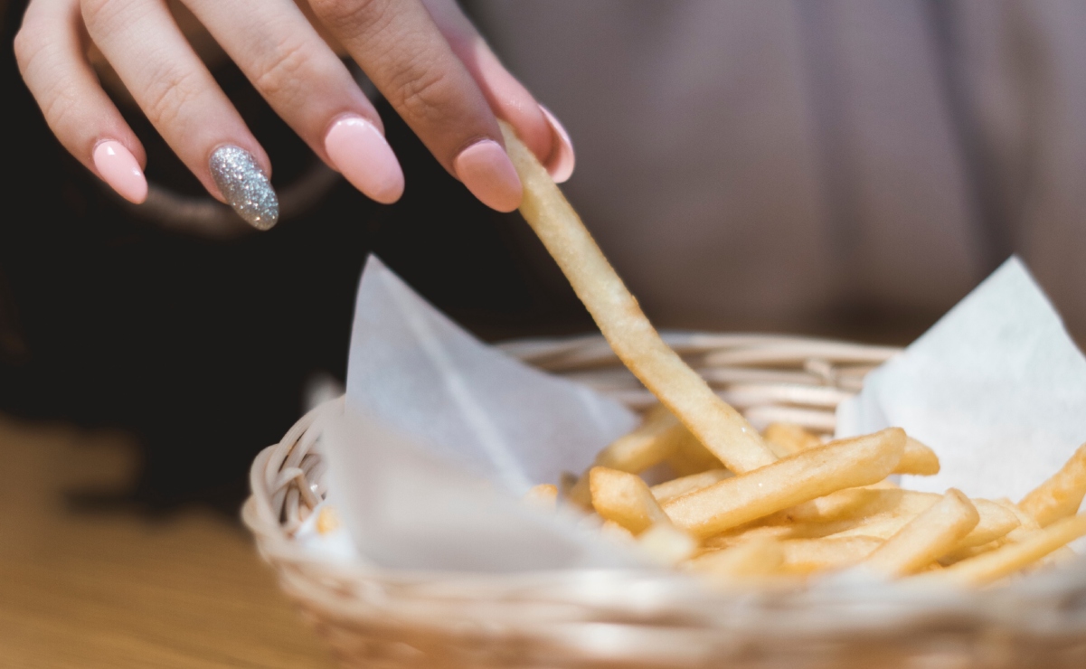 ¿Por qué no puedes dejar de comer papas fritas una vez que empiezas?