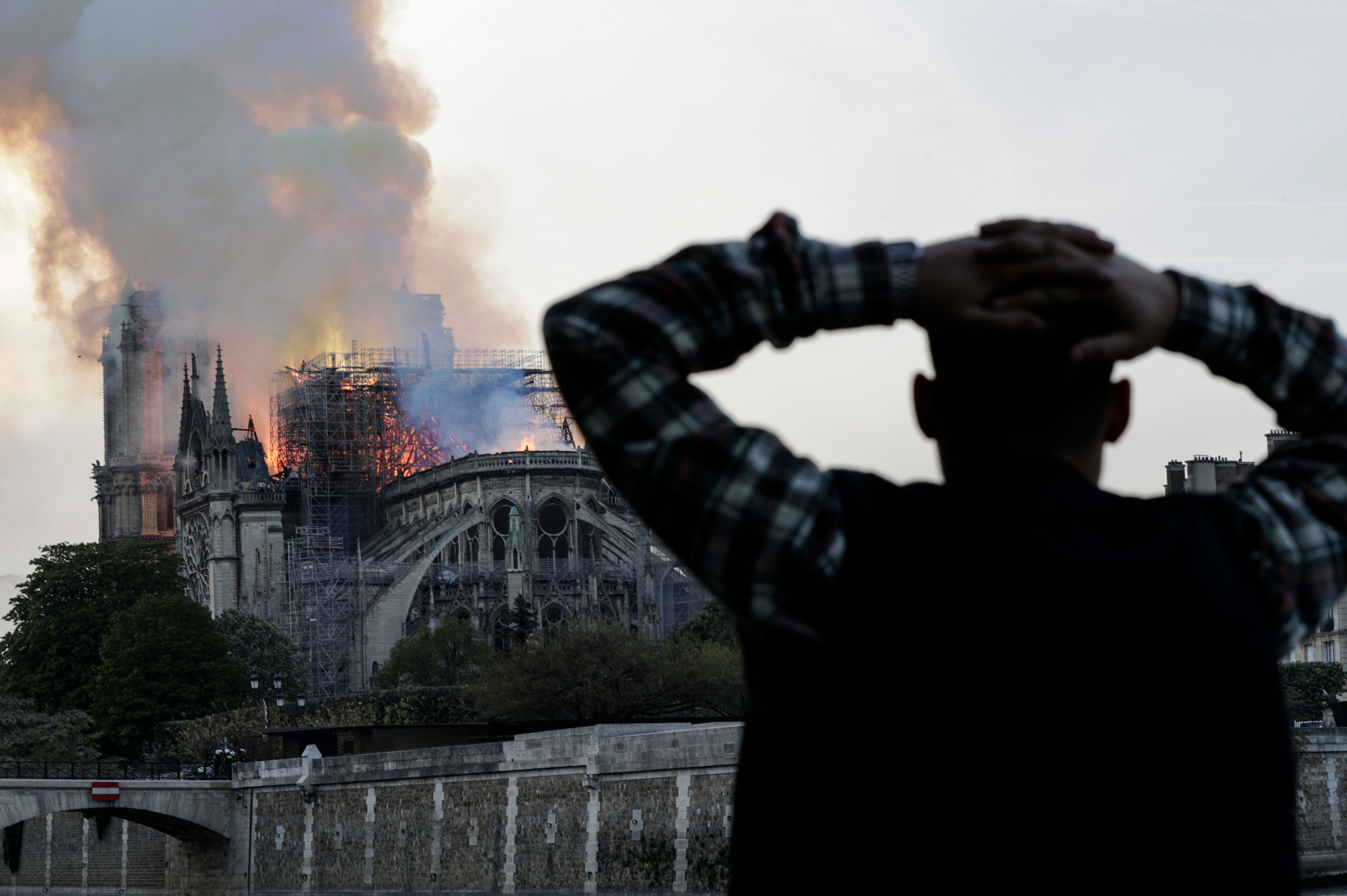 Parisinos lloran a la señora de Notre Dame por incendio