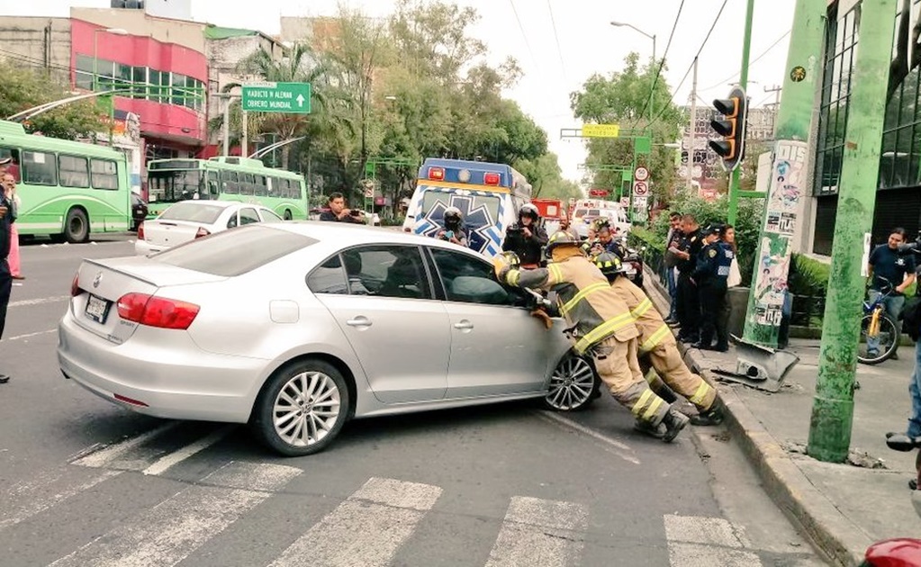 Reportan choque entre Metrobús y auto en Eje Central