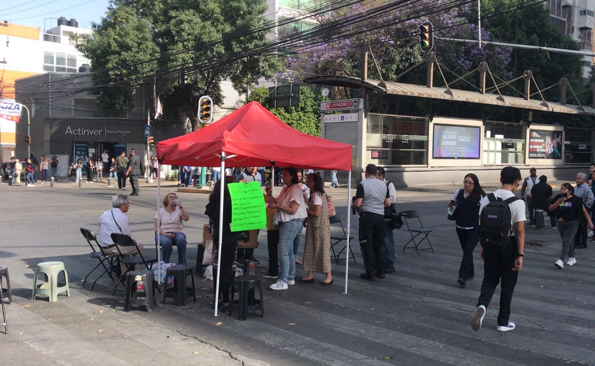 Hasta una hora caminando para llegar a su destino; cientos de usuarios afectados por el cierre de Insurgentes Sur