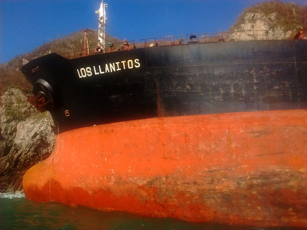 Avanza retiro de combustible de buque encallado en Jalisco 