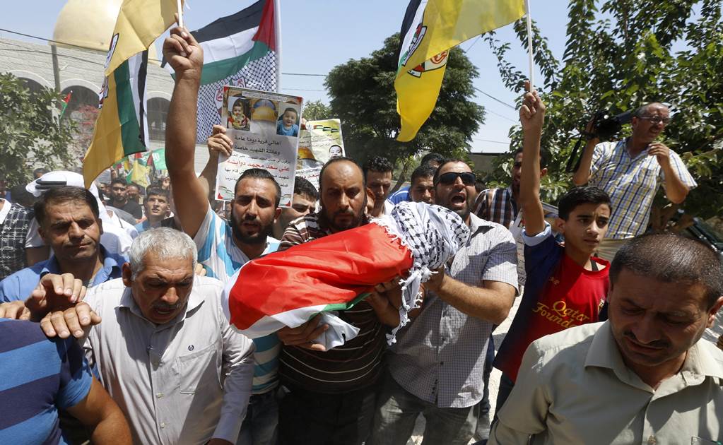 Alzan cuerpo de bebé palestino en caravana rumbo a funeral
