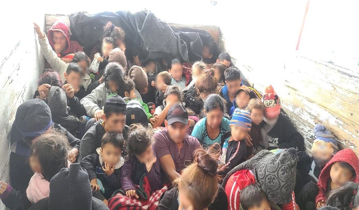 Hallan en Nuevo León a 61 migrantes centroamericanos que viajaban hacinados