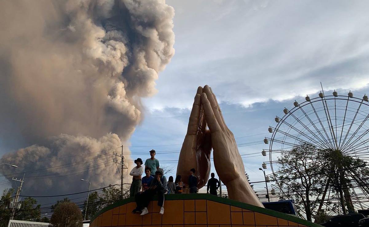 Evacuan a miles de personas por posible erupción de volcán en Filipinas