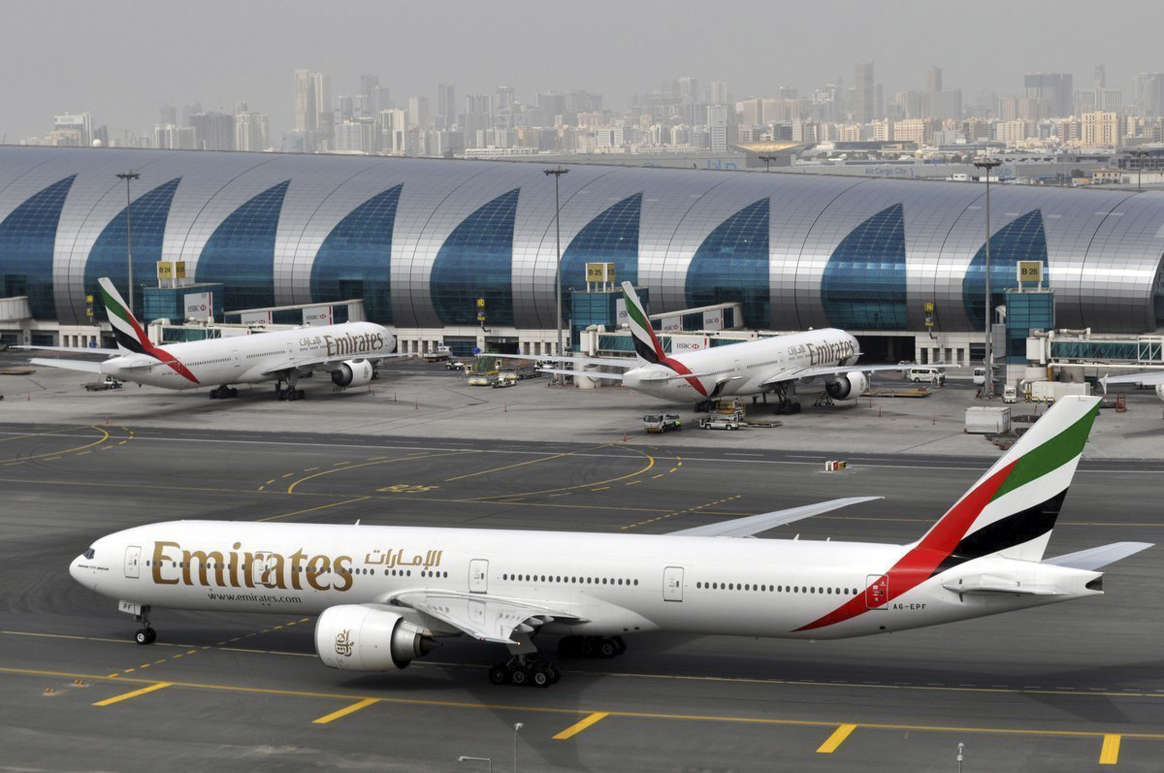 Aeroméxico se ampara contra permiso de operación de la SCT a Emirates Airlines