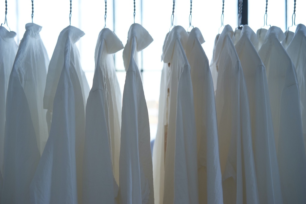 Cómo lavar las camisas blancas para que parezcan nuevas