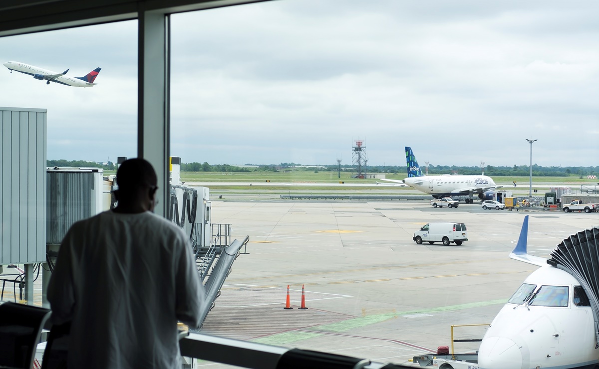 FAA pide a aeropuertos no vender alcohol para llevar por aumento de pasajeros rebeldes