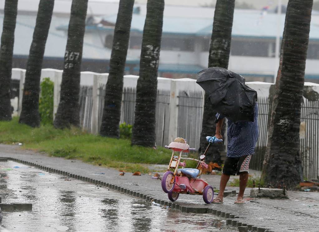 Potente tifón causa 34 heridos en Okinawa, Japón, en su avance hacia China