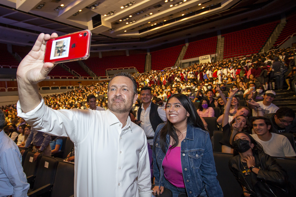 Gobernador de Querétaro pide a los jóvenes "ser miembros activos" de la sociedad 