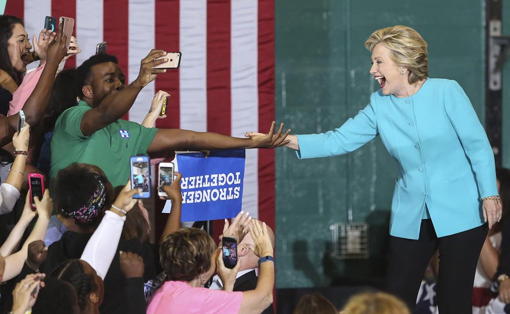 Votaciones adelantadas favorecen a Hillary Clinton, según reporte de AP 