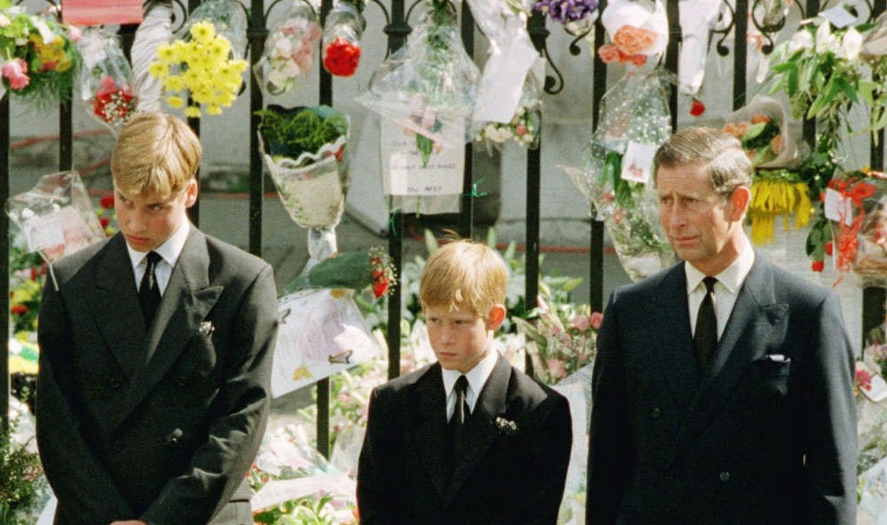 El rey Carlos arrepentido por hacer que William y Harry participaran en el funeral de la princesa Diana