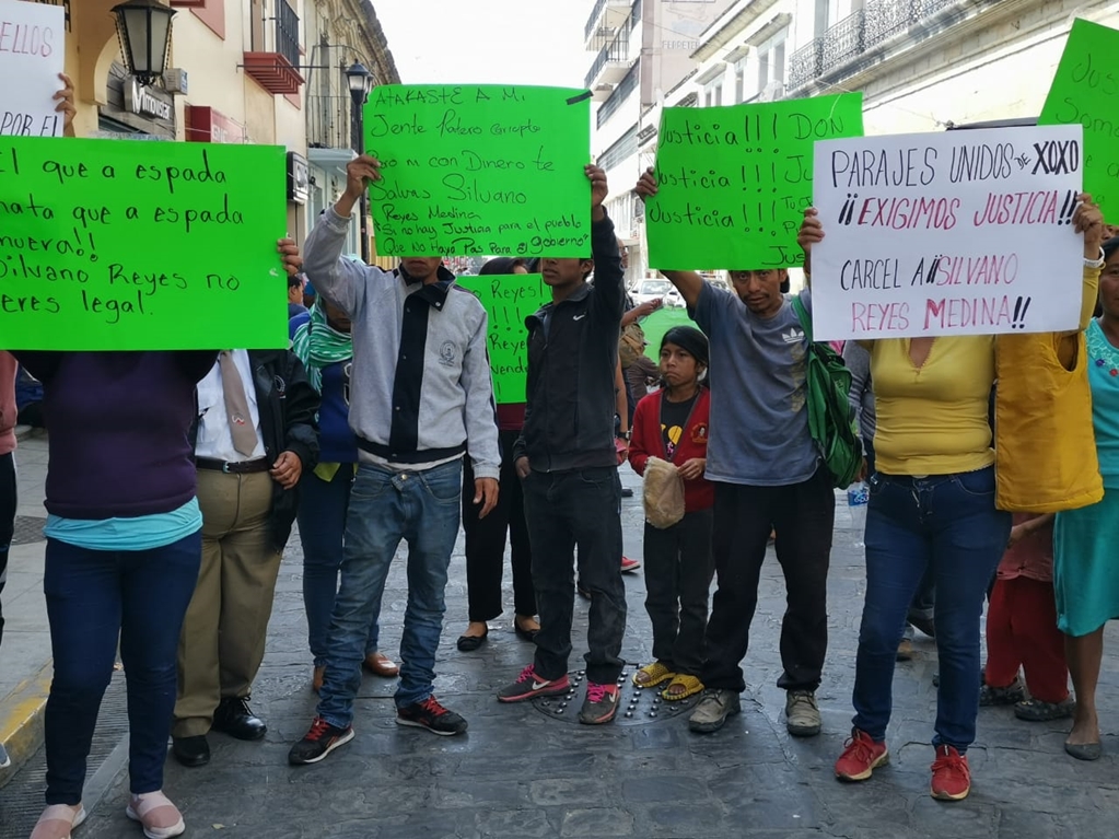 Familias desplazadas tras ataque en Monte Albán se plantan en Palacio de Gobierno de Oaxaca