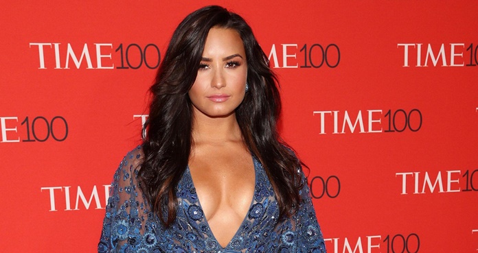Demi Lovato aparece en redes sociales con atuendo braless