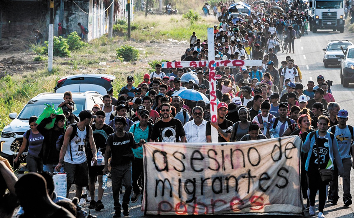 Con cruz a cuestas, migrantes inician caravana