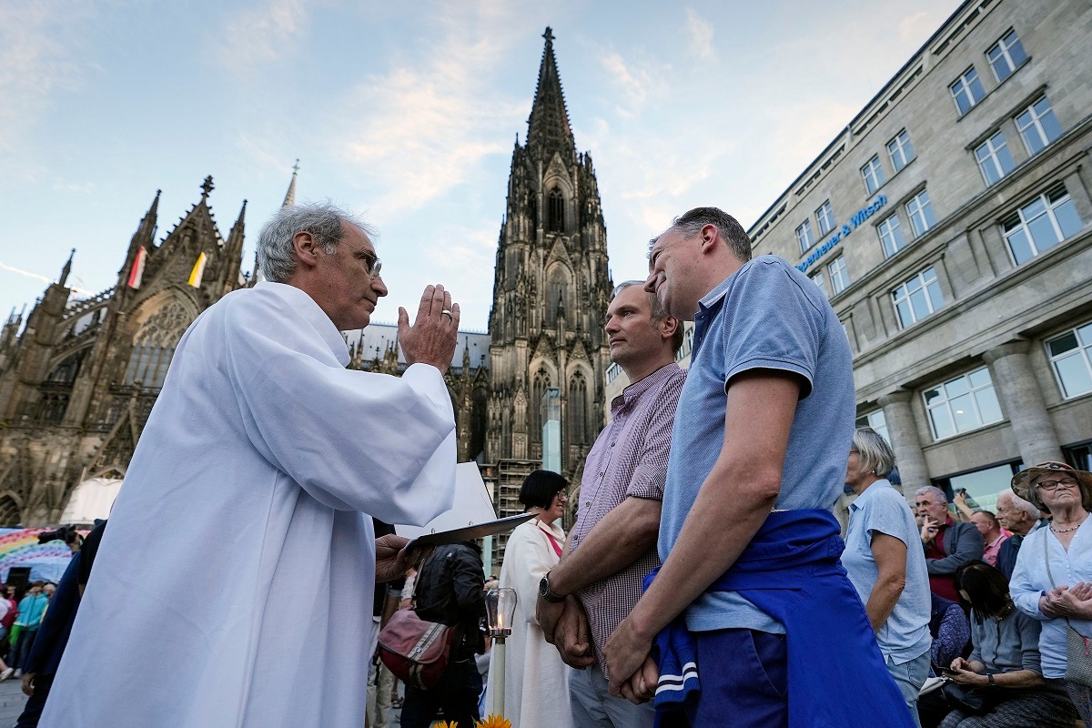 Bendición a parejas homosexuales no será "litúrgica" ni supondrá su "justificación", aclara el Vaticano