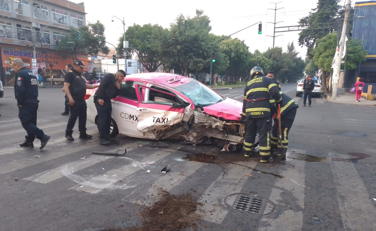 Taxista ebrio vuelca su unidad en Iztacalco; choca contra camellón y es hospitalizado