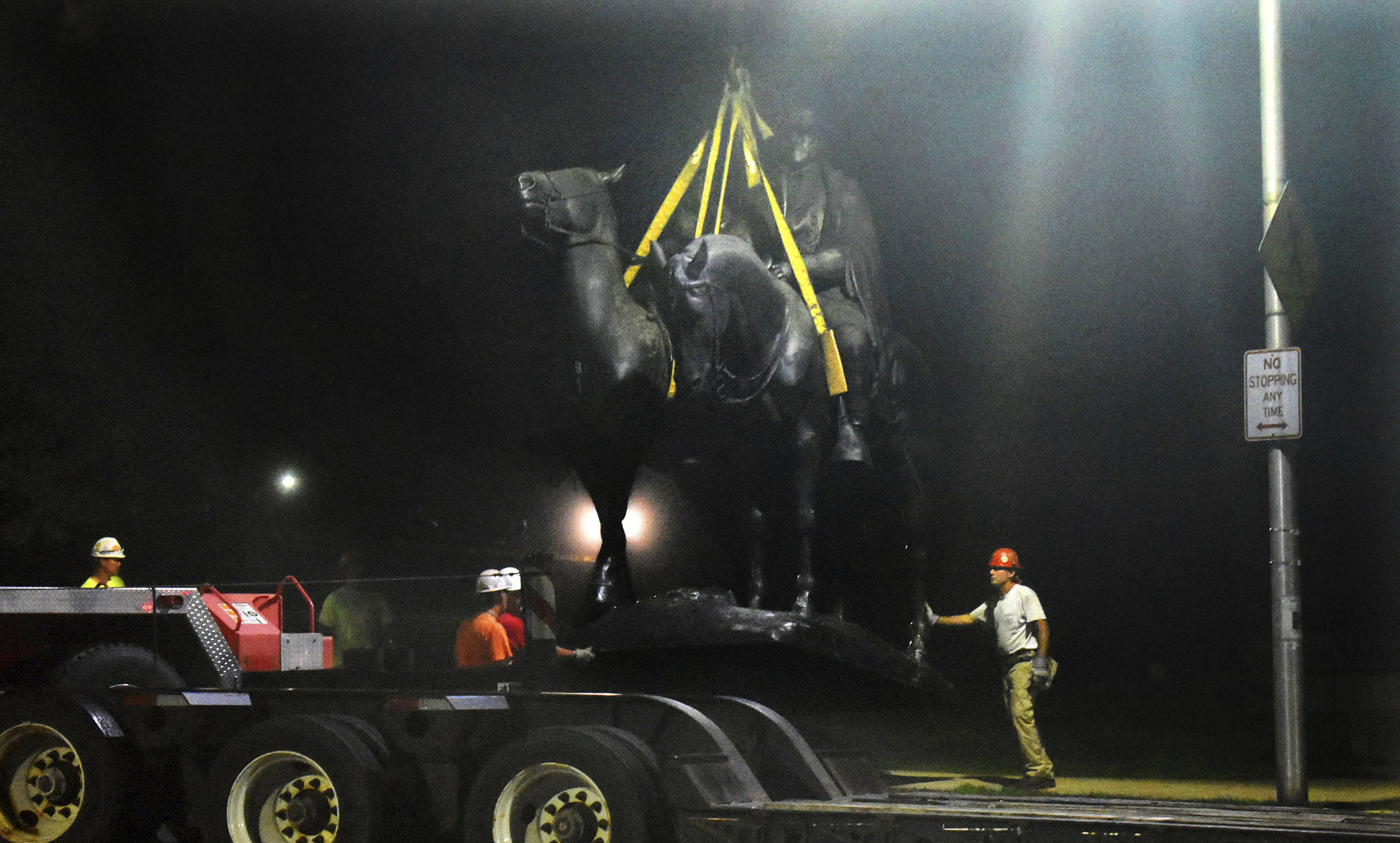 Baltimore retira a la mitad de la noche sus estatuas confederadas