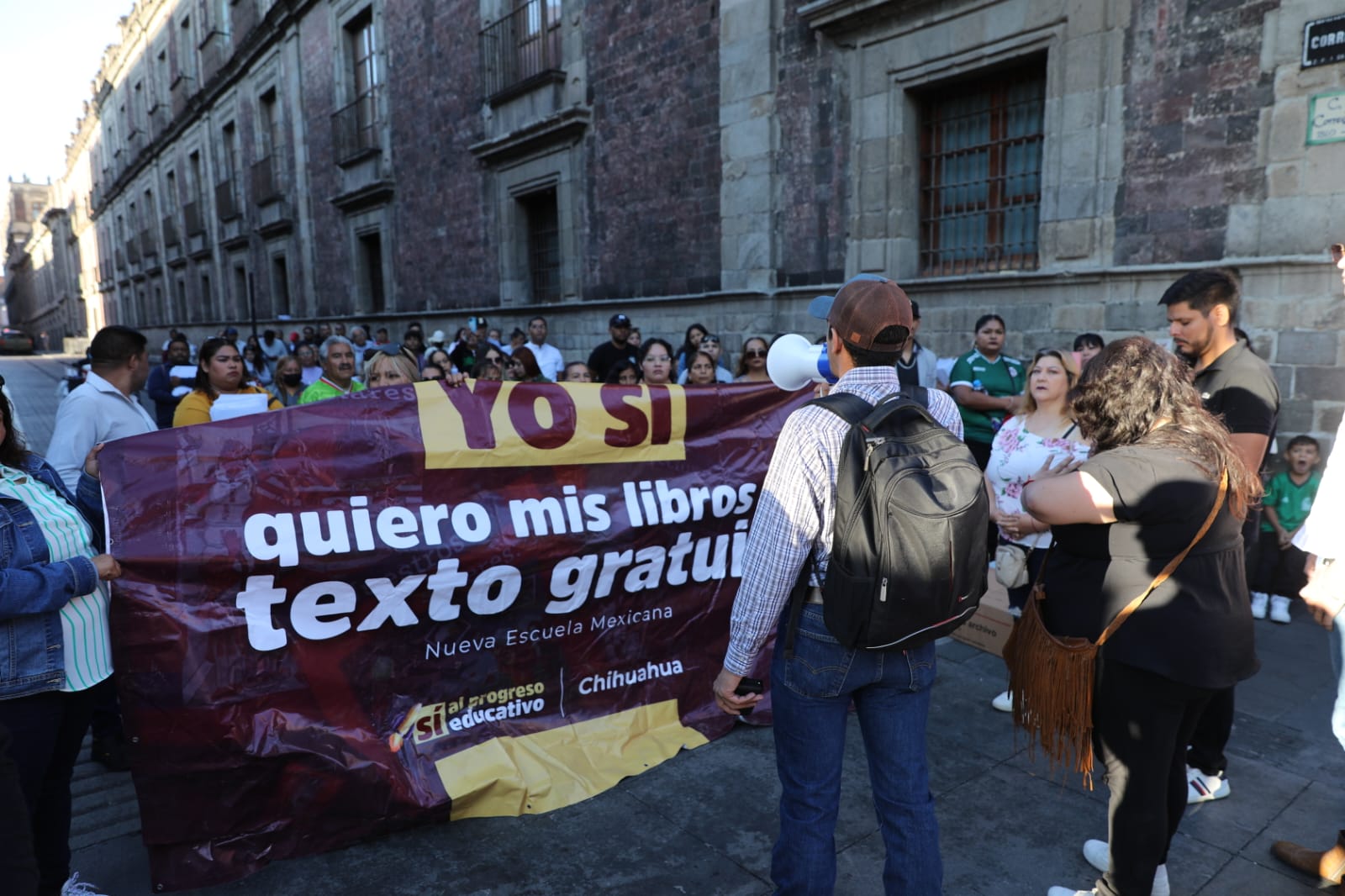 Padres y madres de familia exigen a la Corte autorizar la distribución de libros gratuitos de la SEP en Chihuahua