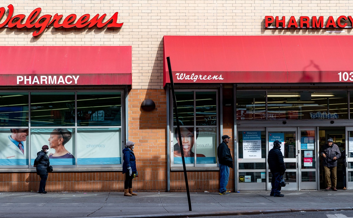 Personas que ya pueden recibir la tercera dosis de vacuna en Walgreens USA