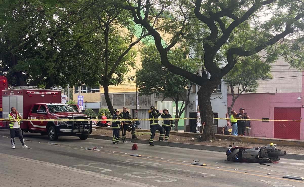 Muere motociclista y mujer resulta lesionada tras chocar con unidad de Metrobús en Calzada de los Misterios