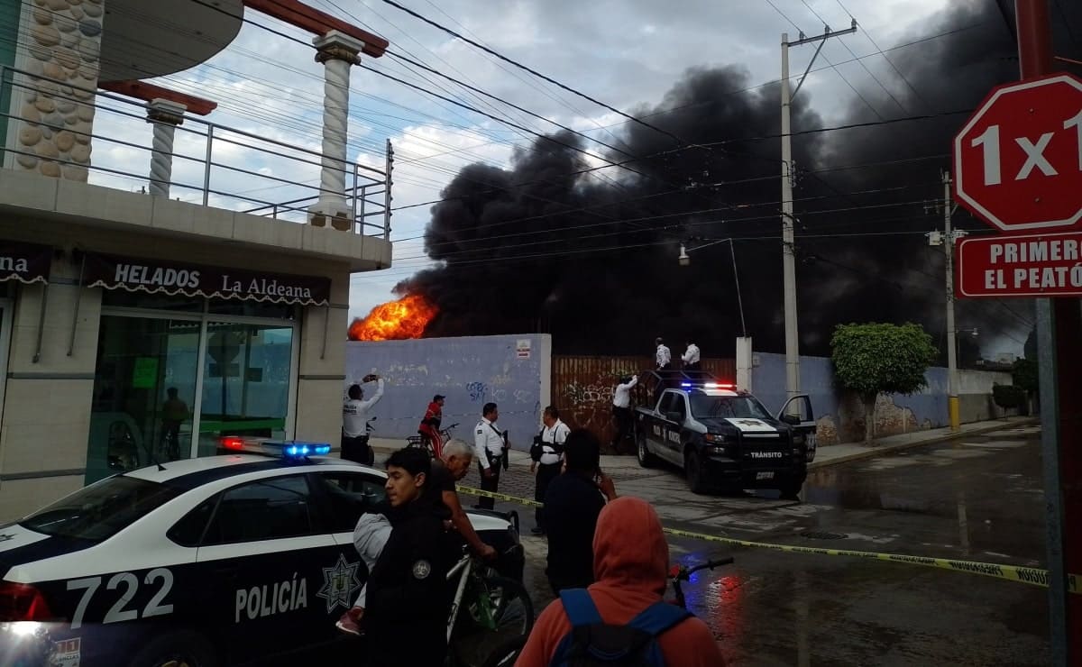 Explosión e incendio de tanque de diésel deja un muerto en Cholula