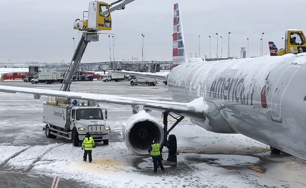 Cancelan cientos de vuelos por primera gran tormenta invernal en EU