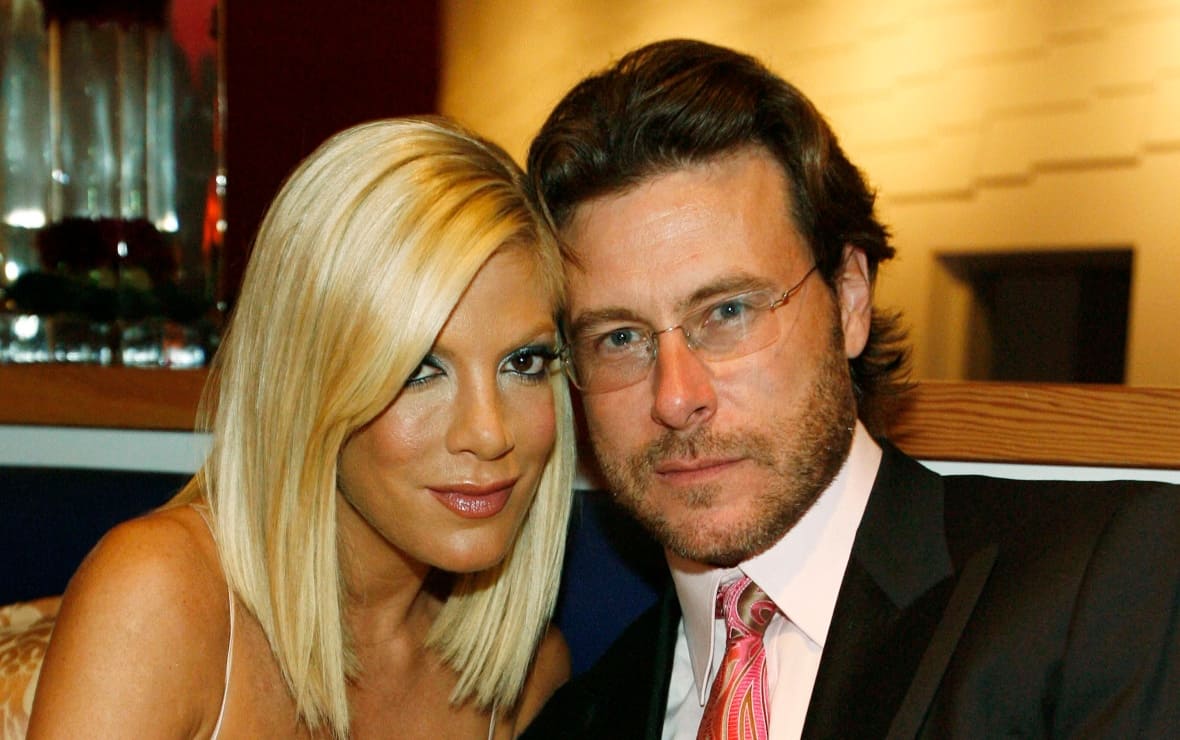 Esposo de Tori Spelling anuncia su divorcio y luego se arrepiente