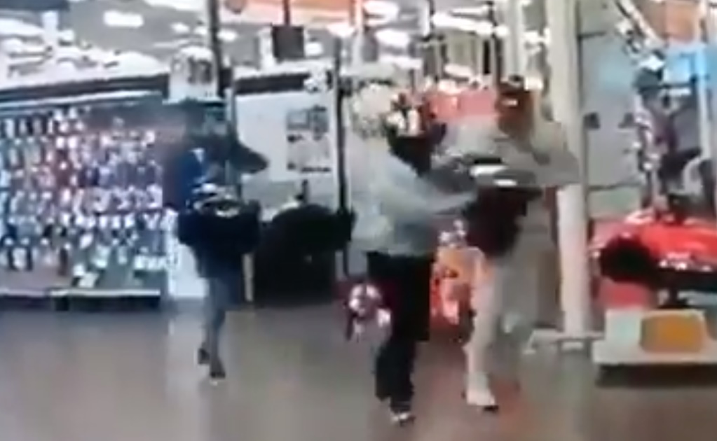 Captan asalto en Walmart de Satélite; se llevan celulares en bote de basura