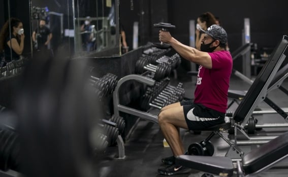 Medidor de glucosa, calzado deportivo, Apple y accesorios para hacer  ejercicios o deporte, diabetes, un estilo de vida sano y activo Fotografía  de stock - Alamy