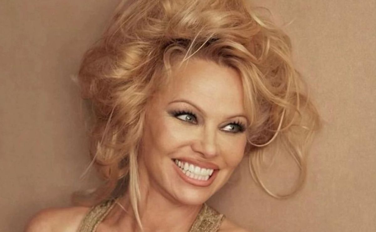 Pamela Anderson demuestra cómo usar blazer y transparencias a los 55 años