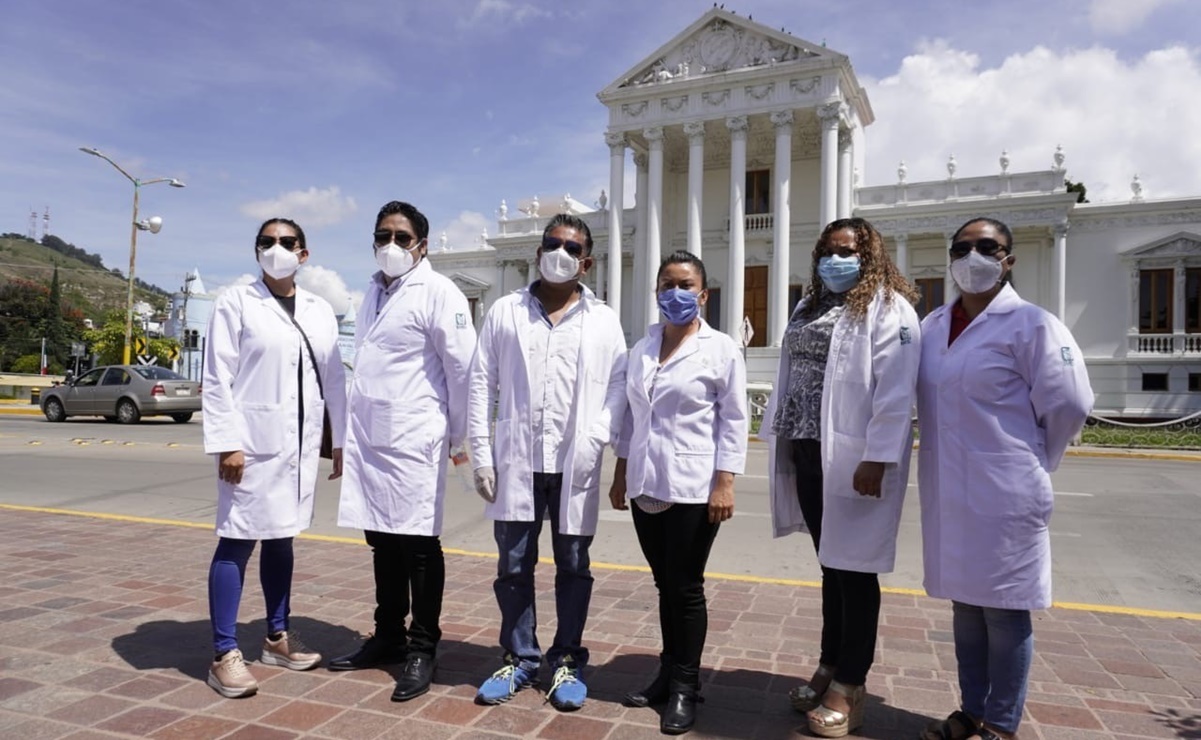 Médicos rurales exigen al IMSS trabajo en Oaxaca