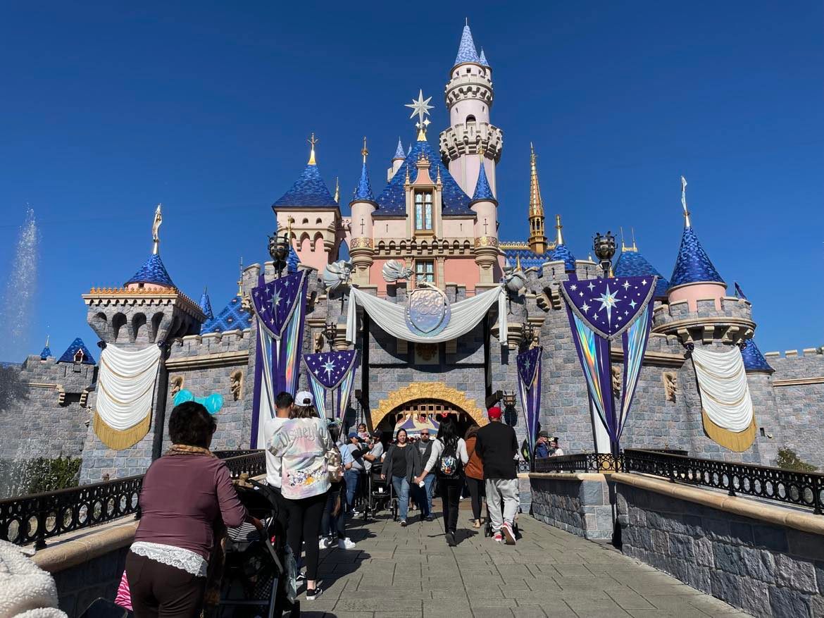 Disneyland ofrece trabajo como cajero con bono de mil 500 dólares; requisitos