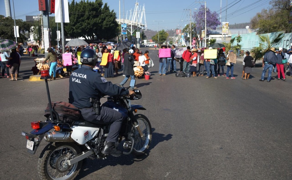 Bloquean calles de la capital de Oaxaca para exigir reparaciones por sismo