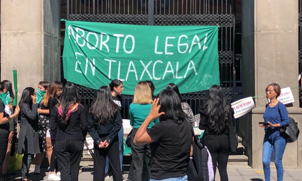 Mujeres protestan en Congreso de Tlaxcala por omisión para legislar sobre aborto legal