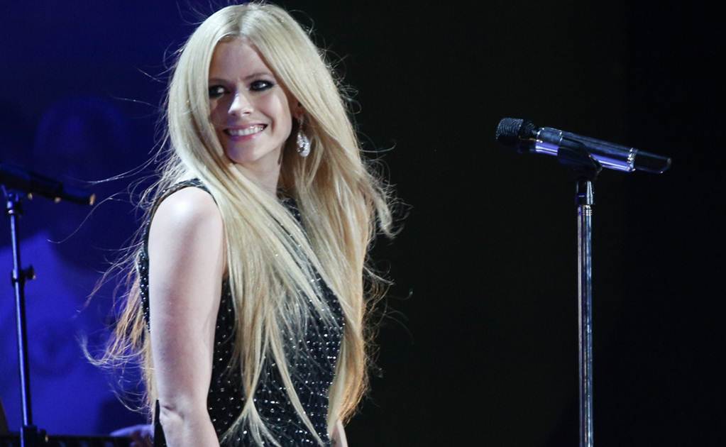 Avril Lavigne reaparece tras enfermedad